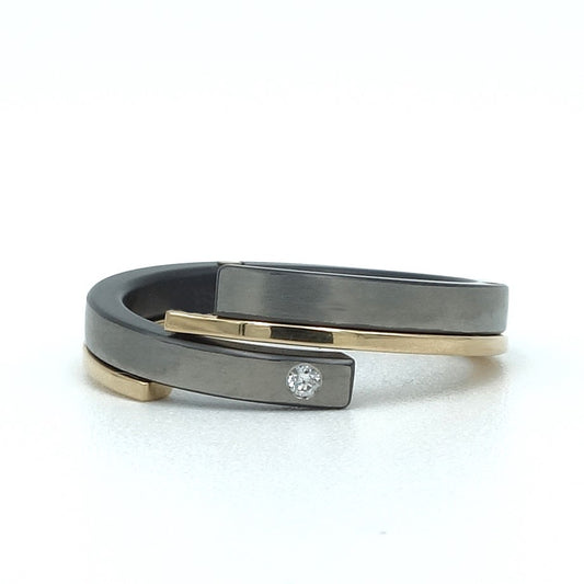 Dubbele Helix-ring van zirkonium en 18kr geelgoud met 0.015 ct diamant.