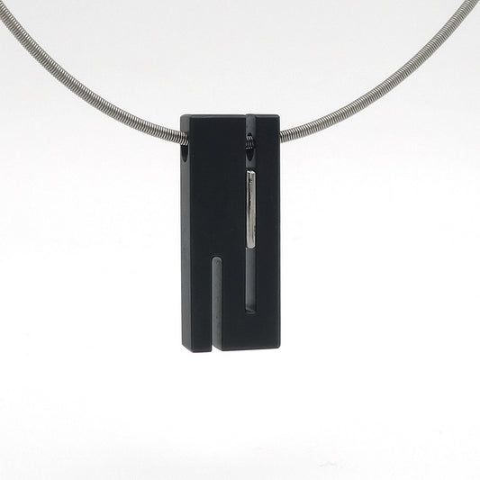 Split Level hanger van zwart zirkonium met edelstaal aan spang collier