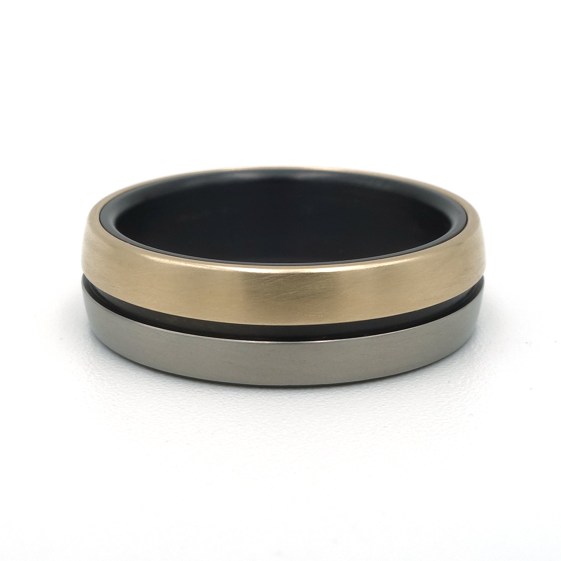 Lines Bol-ring van zirkonium en 14k geelgoud – 7 mm brede ring met bol profiel en modern contrastontwerp.

