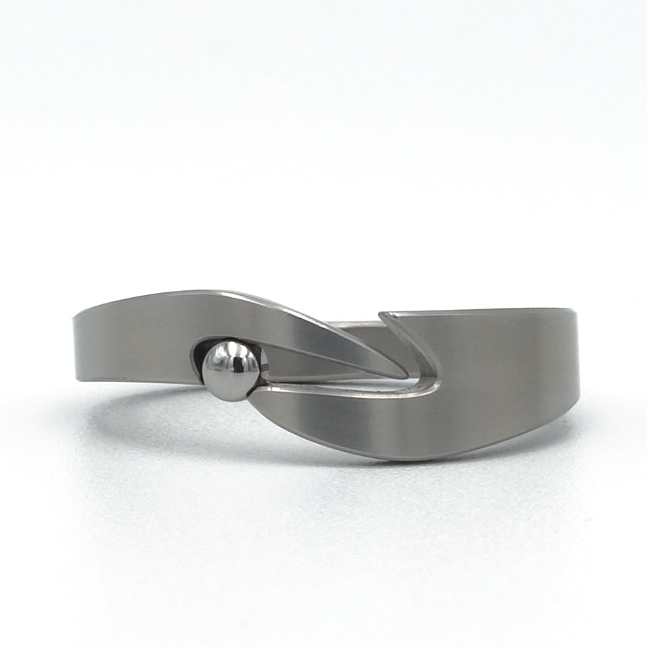Titanium ring Touché met glanzende bol van grade 5 titanium waarin as is verwerkt.