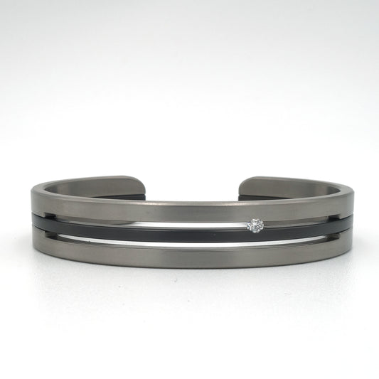 Armband Dual Split van titanium en zirkonium met centrale diamant in spanzetting.