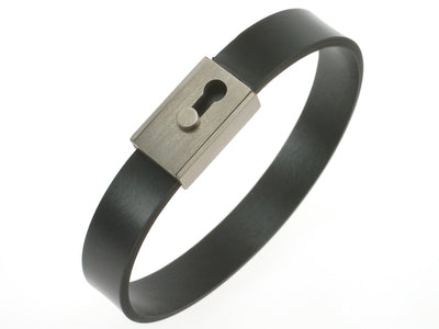 Close armband van rubber met titanium sluiting, ontwerp Joeri Dijkman.