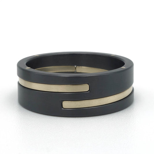 Adam ring in zwart zirkonium met lijnen van geelgoud