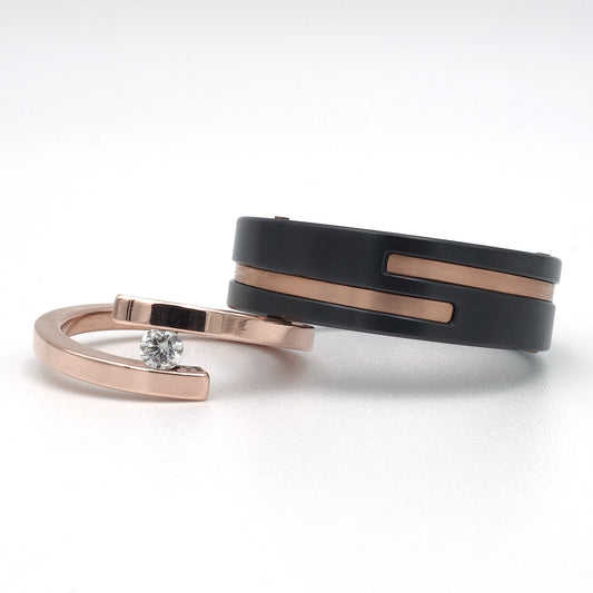 Zwart-zirkonium herenring met roodgouden inleg en roodgouden damesring met zwevende diamant van 0,10 ct – moderne trouwringen.