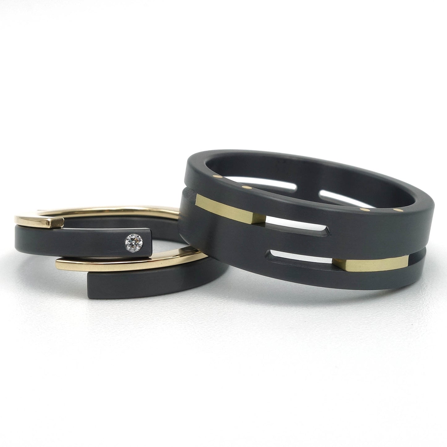 Adam en Eva ringen set in zwart zirkonium met 18 karaat geelgoud en diamant