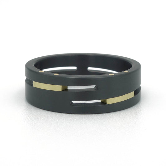 Adam ring split level in zwart zirkonium met mat 18 karaat geelgoud