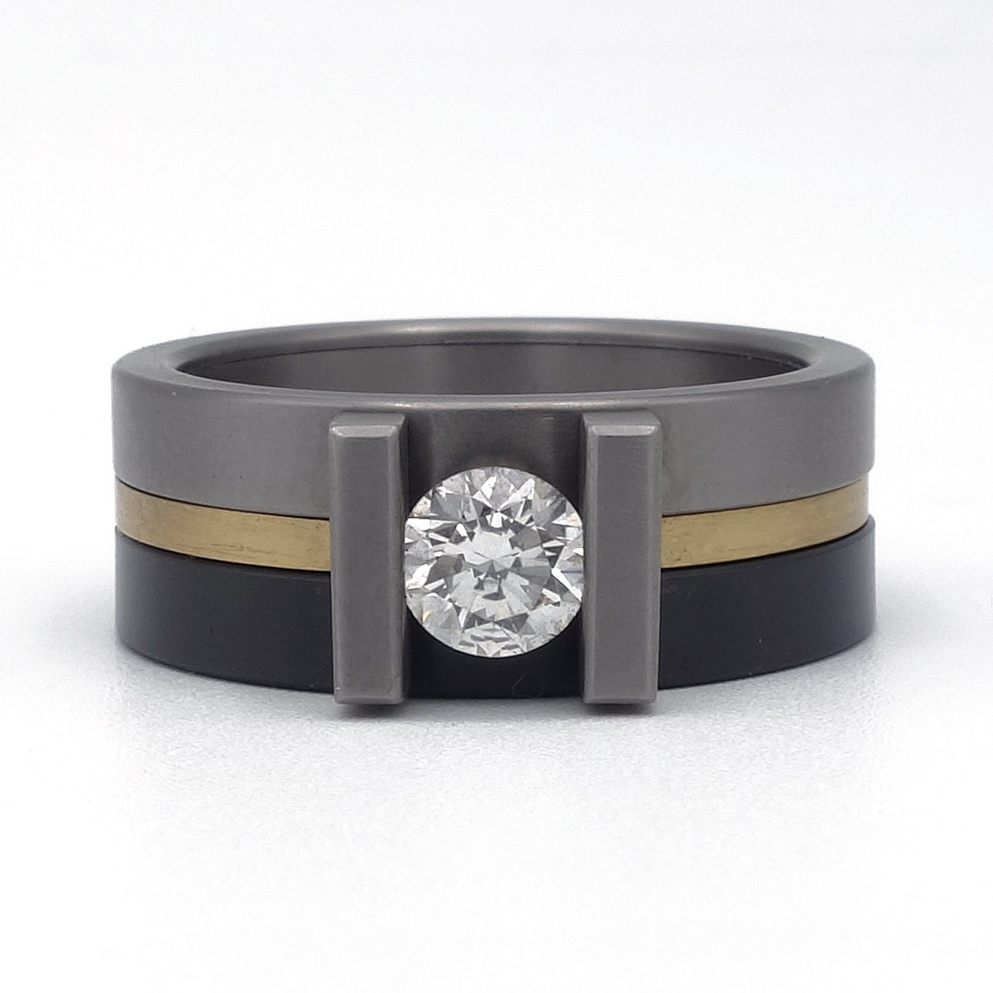 Moonline ring met middendeel in 18 karaat geelgoud, titanium en zirkonium zijringen en diamant van 0,50 ct.