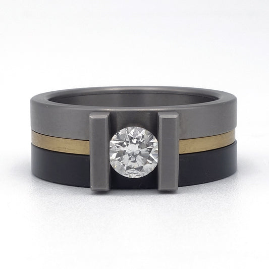 Moonline ring met middendeel in 18 karaat geelgoud, titanium en zirkonium zijringen en diamant van 0,50 ct.