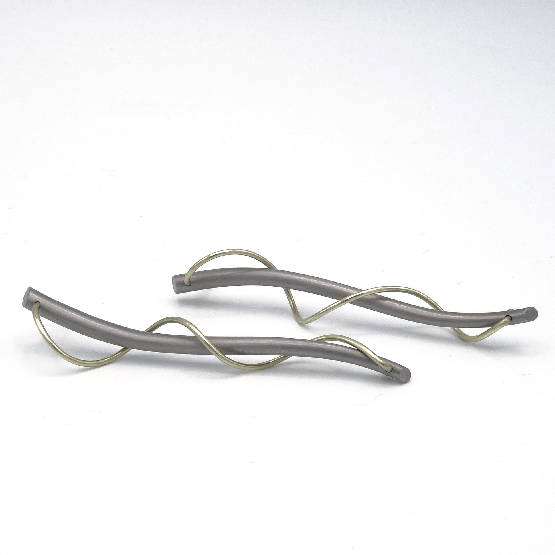 Titanium oorbellen met spiraal van 18kr geelgoud – Albireo ontwerp van Metal Art
