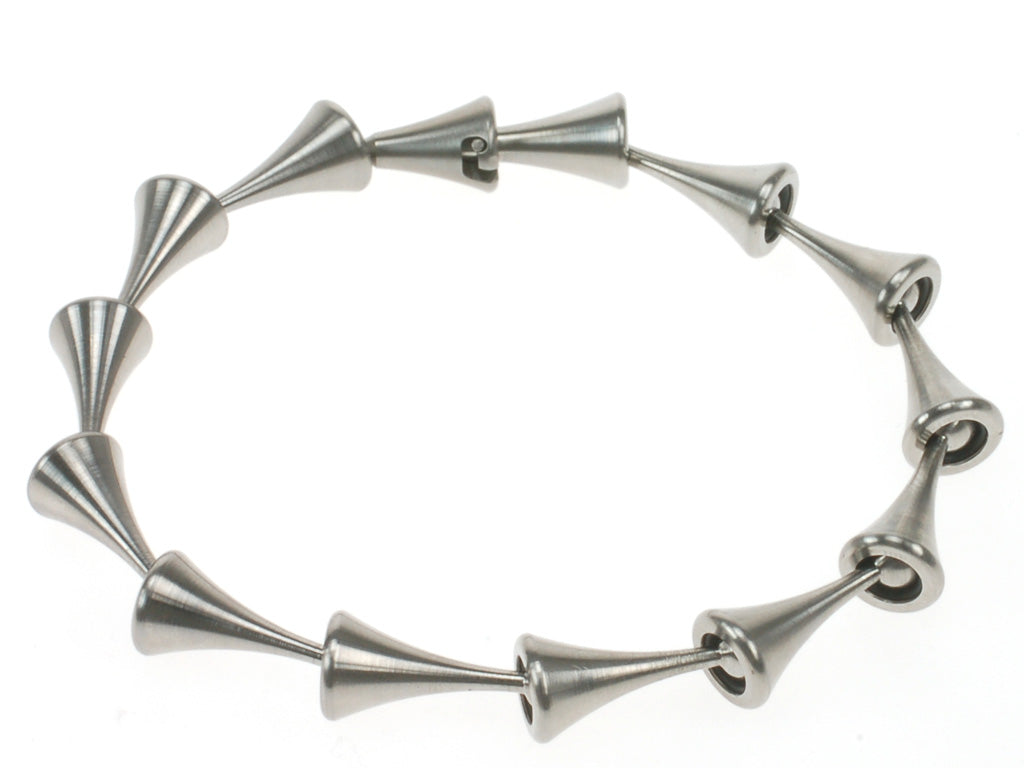 Titanium armband met conische schakels en mat geborstelde afwerking, verbonden via ringen met bajonetsluiting — Pion armband van Metal Art Sieraden.