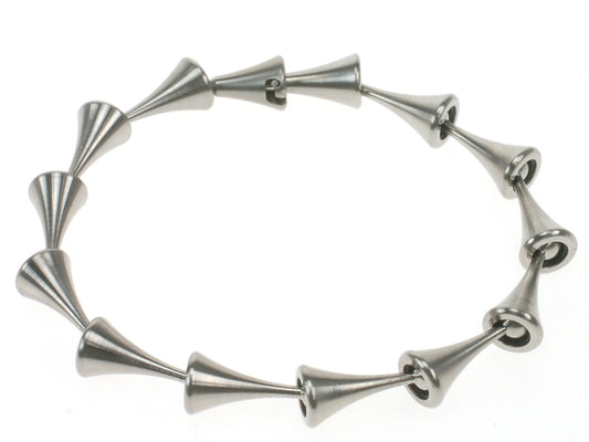 Titanium armband met conische schakels en mat geborstelde afwerking, verbonden via ringen met bajonetsluiting — Pion armband van Metal Art Sieraden.