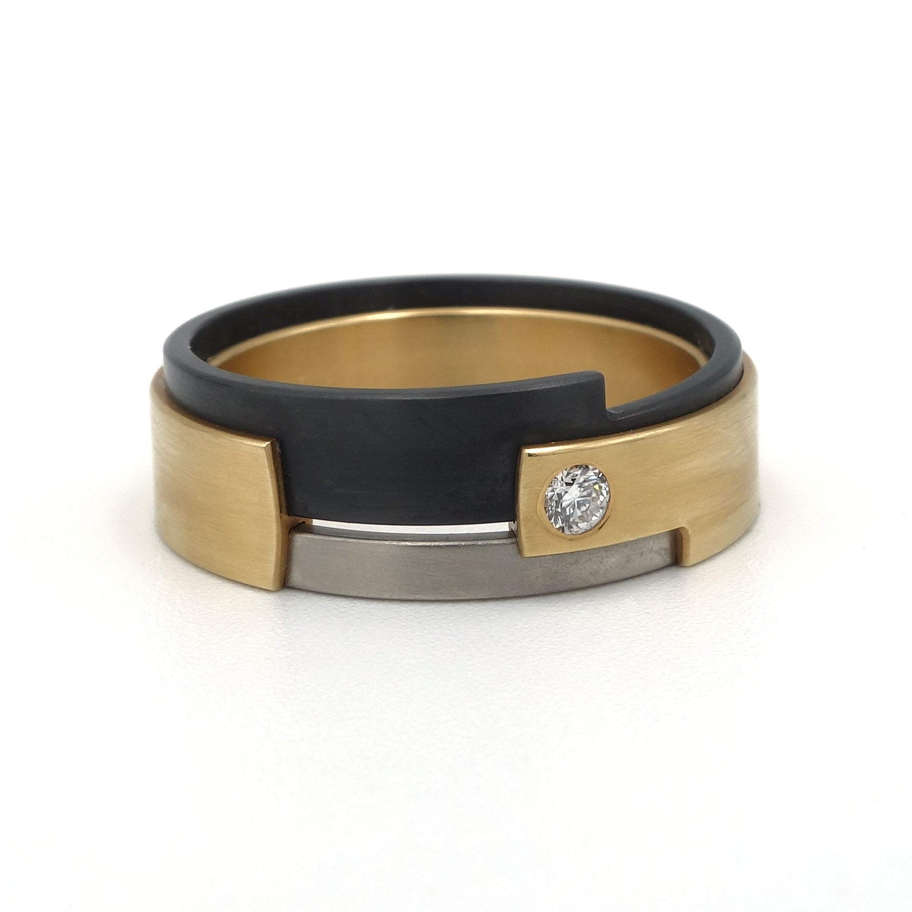 Aquila Luxe-ring van geelgoud, zirkonium en palladium met diamant – luxe gelaagd ontwerp met fonkelend detail en modern karakter.

