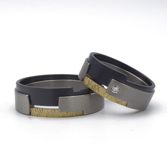 Aquila set in titanium, geelgoud en zirkonium met boomschorsstructuur – één ring bezet met diamant, uitgevoerd in organisch design.

