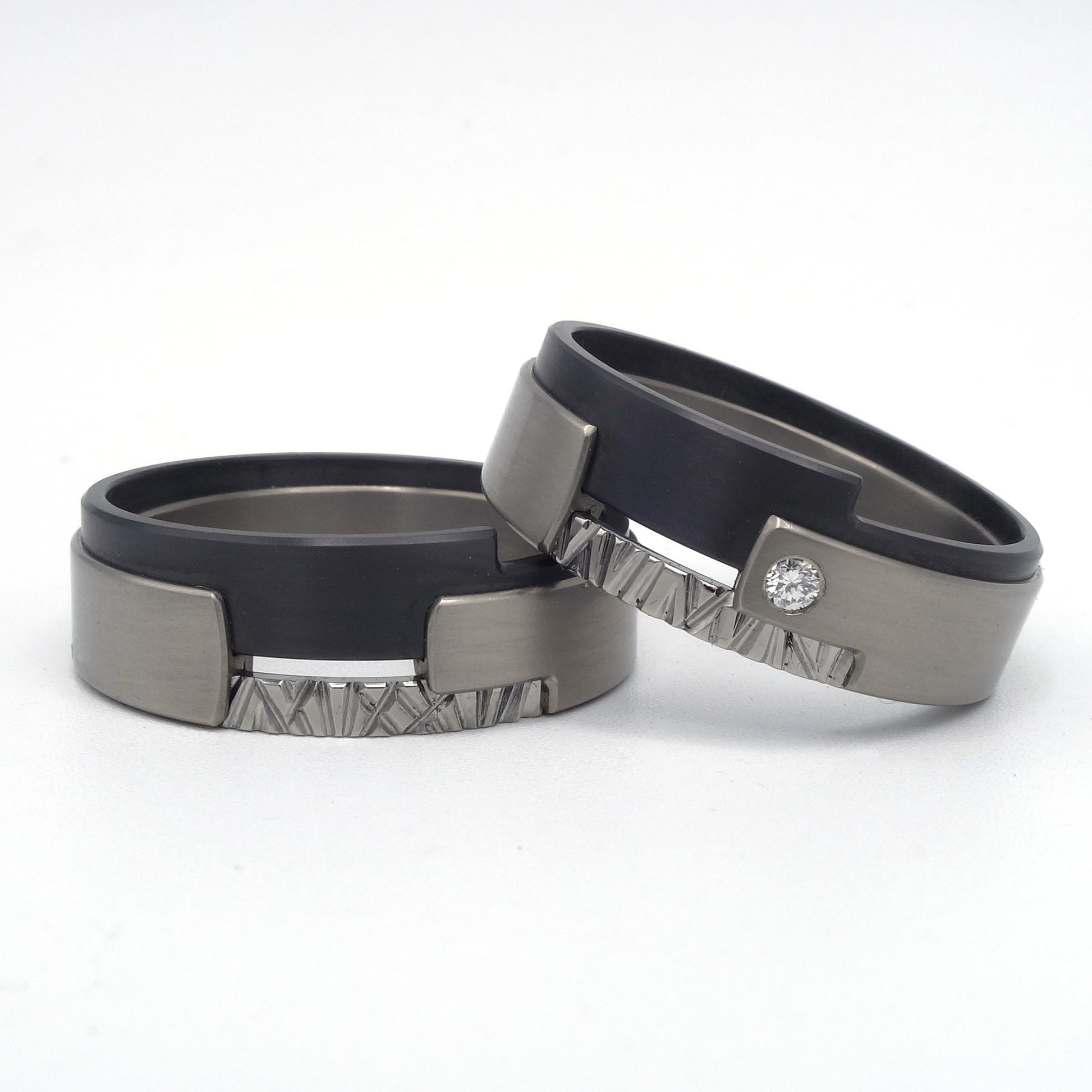 Aquila set in titanium, zirkonium en edelstaal – damesring met diamant en Pepe-boomschorsstructuur voor een organisch en stoer uiterlijk.


