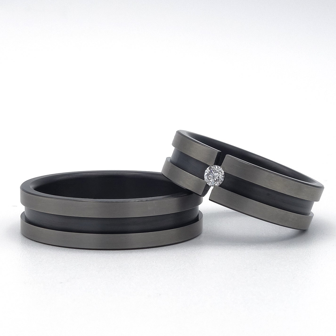Eenvoudige trouwringen met zwarte streep