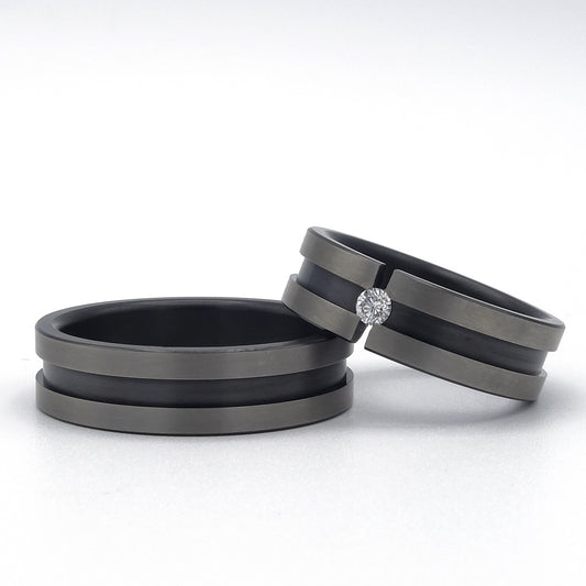 Eenvoudige trouwringen met zwarte streep