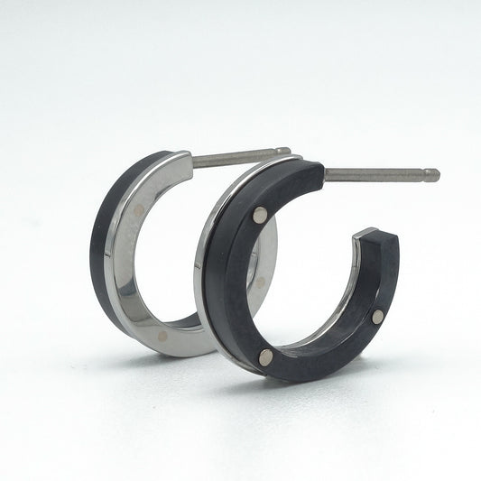 B&W creolen van zirkonium en titanium Grade 5 – moderne oorringen met krachtig zwart-wit contrast en hypoallergene steker.

