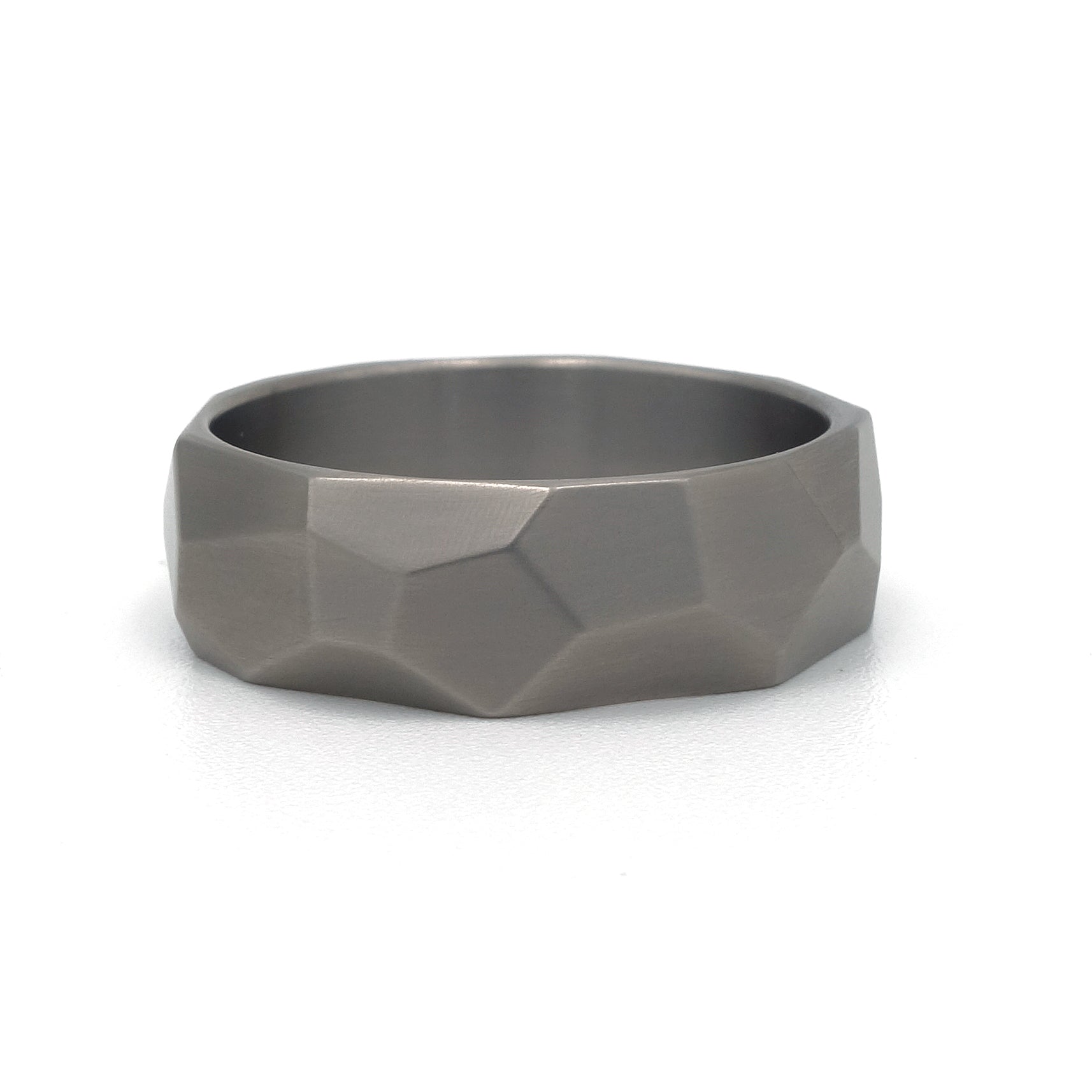 Basalt Grey-ring van titanium – stoere, matte ring met industriële uitstraling en modern grijs oppervlak.

