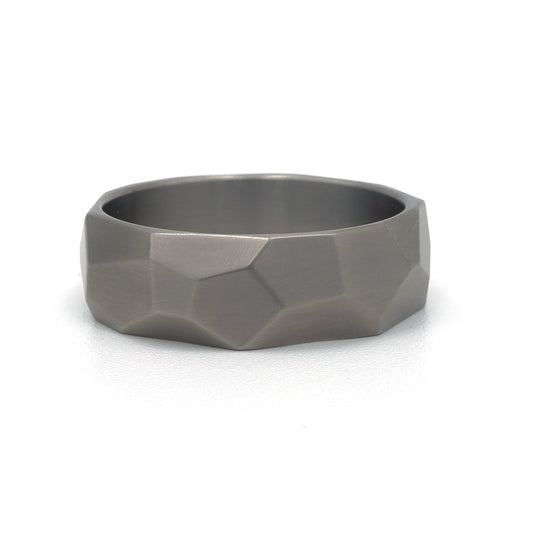 Basalt Grey-ring van titanium – stoere, matte ring met industriële uitstraling en modern grijs oppervlak.


