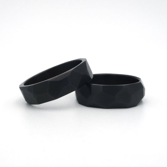 Set van twee zwarte zirkonium ringen met basaltstructuur, 7 mm breed.