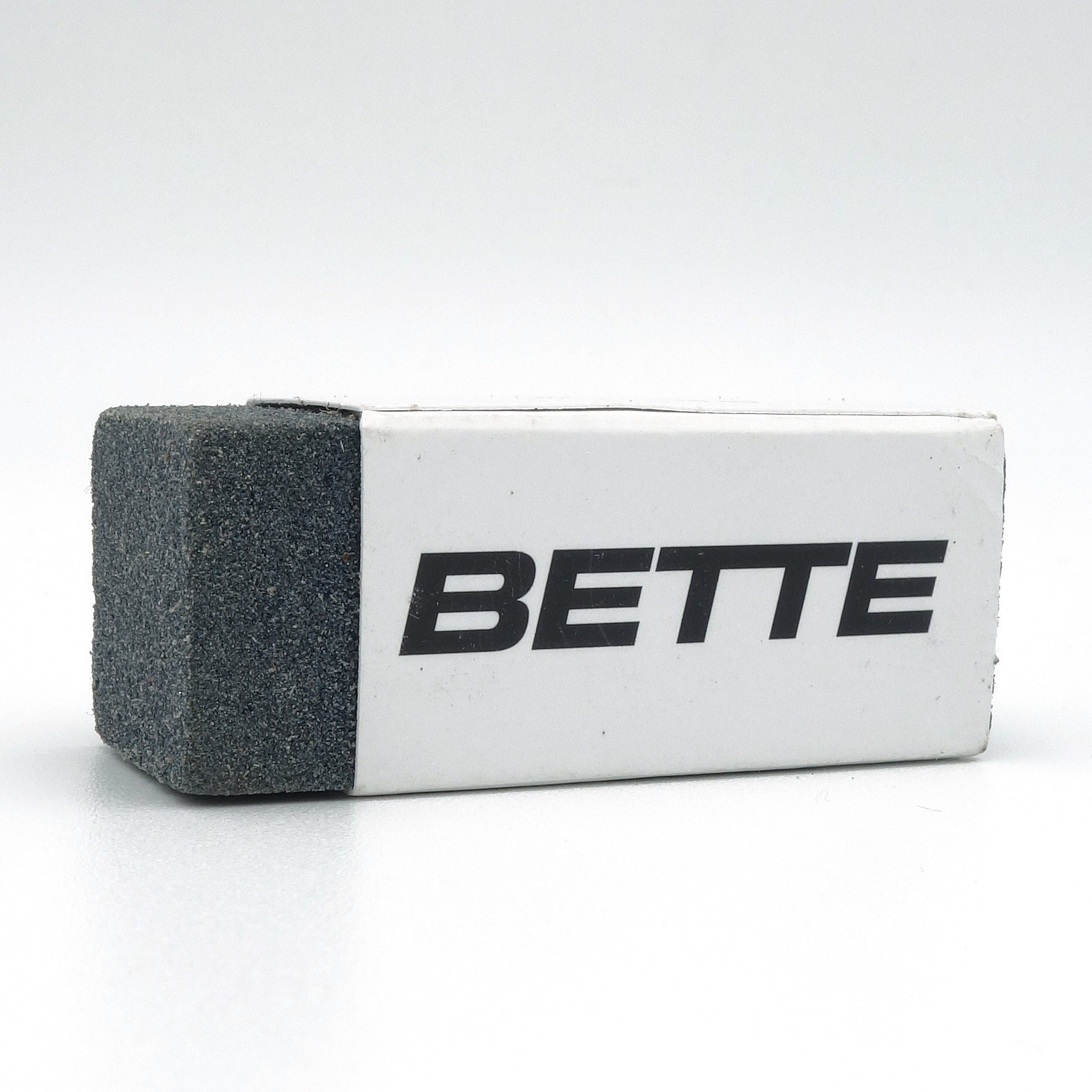 Bette sanitair gum voor het verwijderen van zwarte metaalstrepen op toilet en wastafel, close-up op witte achtergrond
