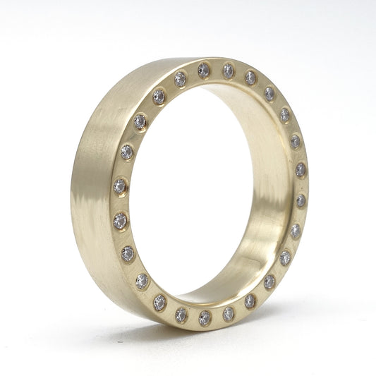 18 karaat geelgouden Contour Alliance ring met diamanten op de randen, zichtbaar aan beide zijden.