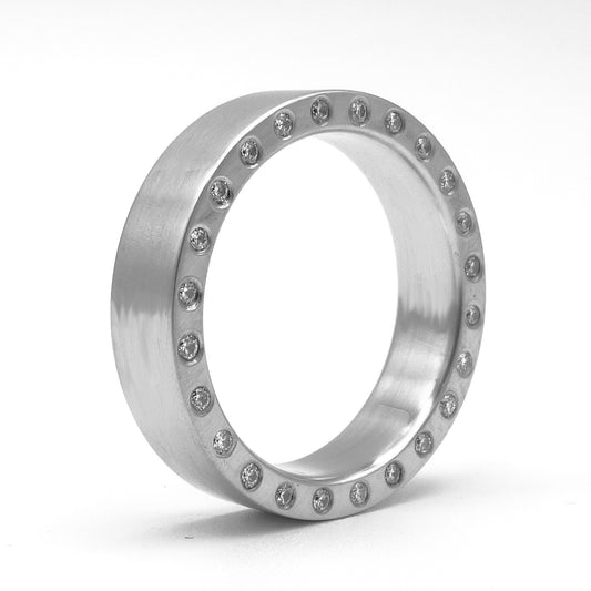14 karaat witgouden Contour Alliance ring met diamanten op de randen, zichtbaar aan beide zijden.