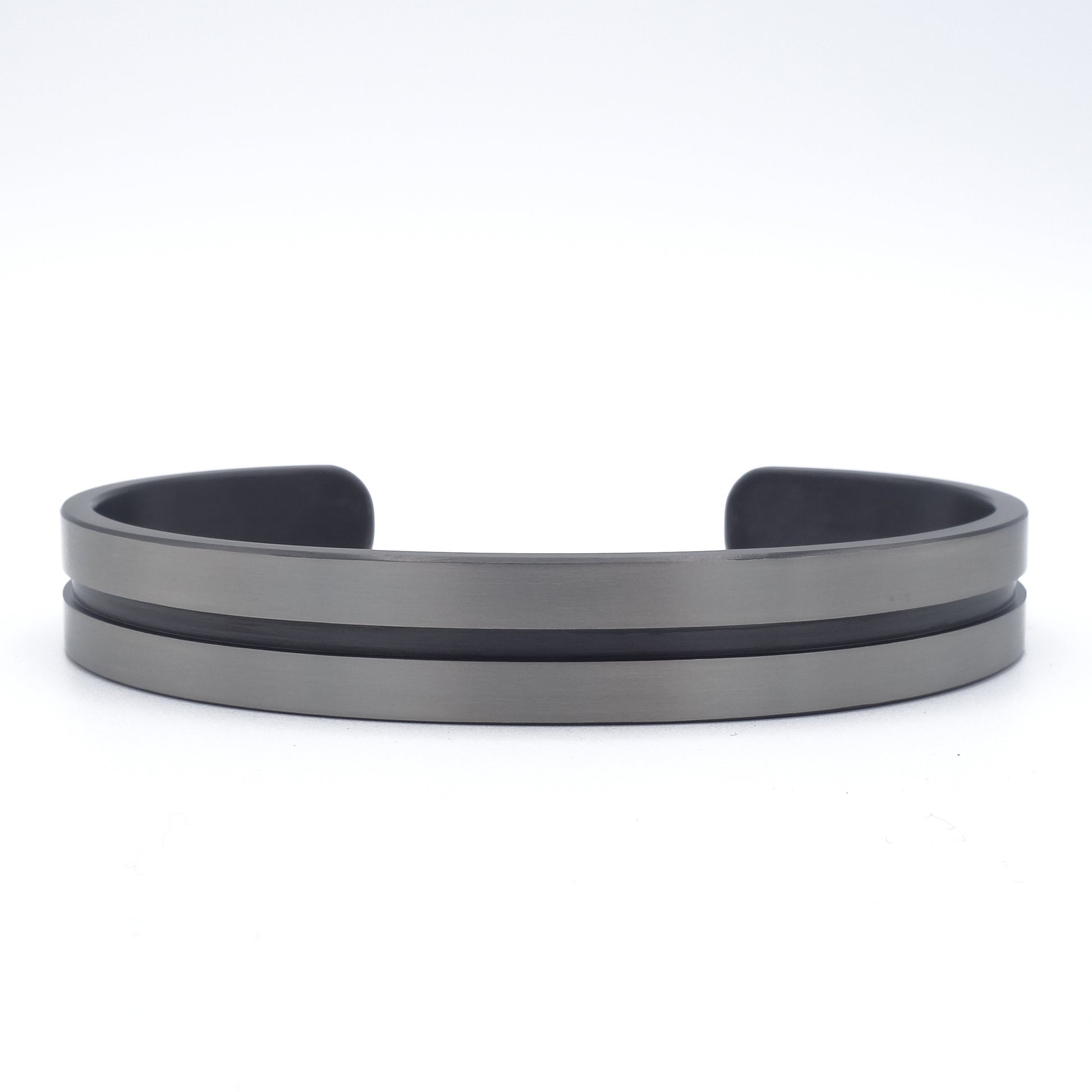 BLS armband van geoxideerd zirkonium – strakke, moderne armband met diepe groef en minimalistisch profiel.

