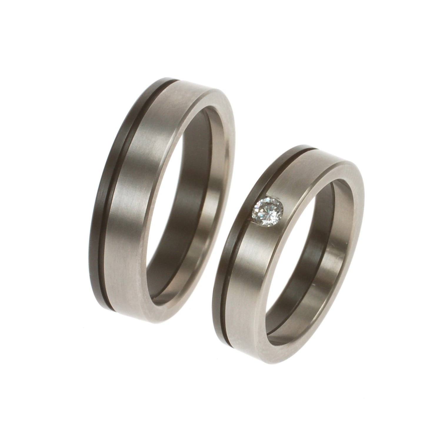 Trouwringenset van titanium met zirkoniumlijn, damesring met briljant geslepen diamant van 0.10 ct.