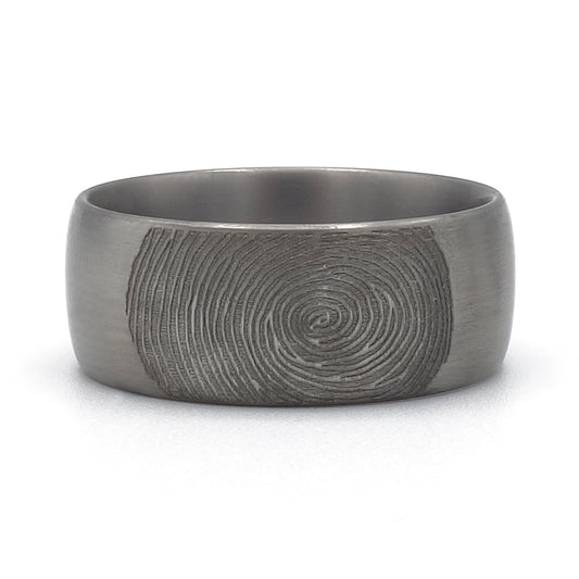Bolle titanium trouwring met lasergegraveerde vingerafdruk, exacte kopie.