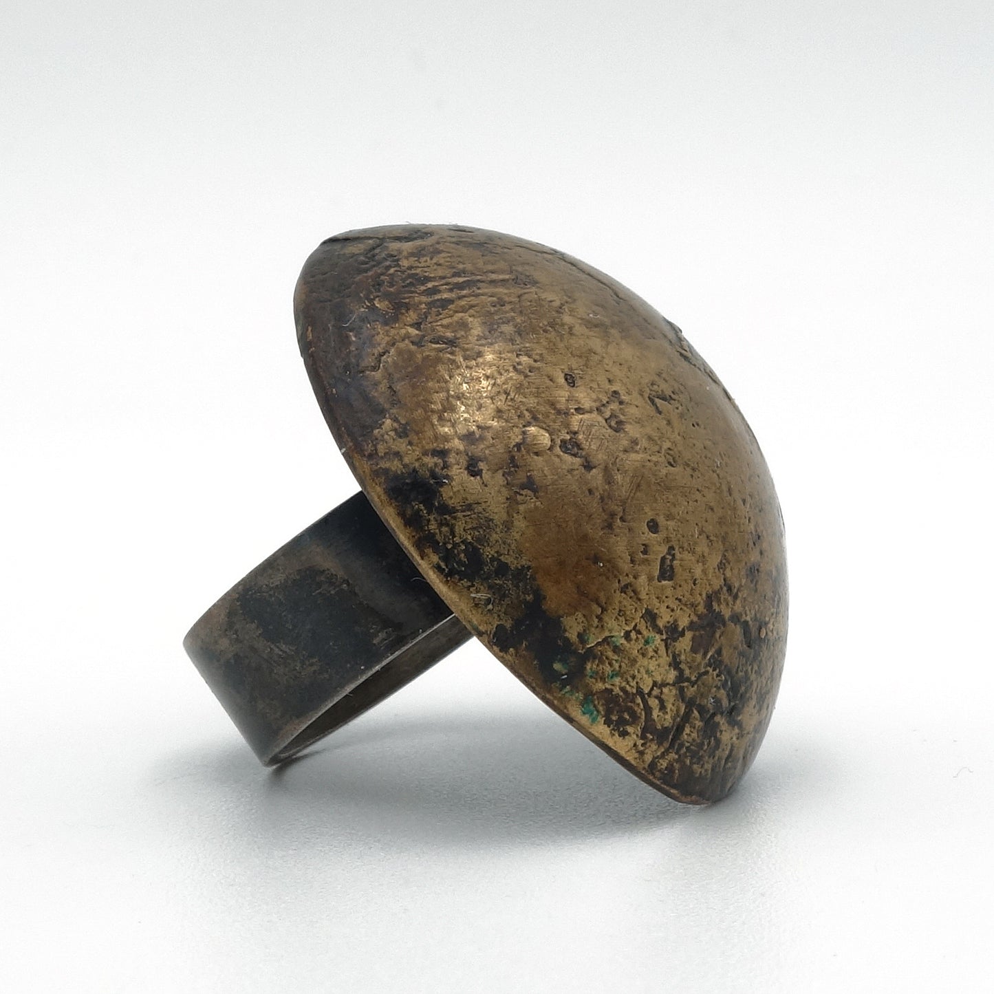 Ring in brons met bolle vorm, groot 32 mm, zilveren scheen