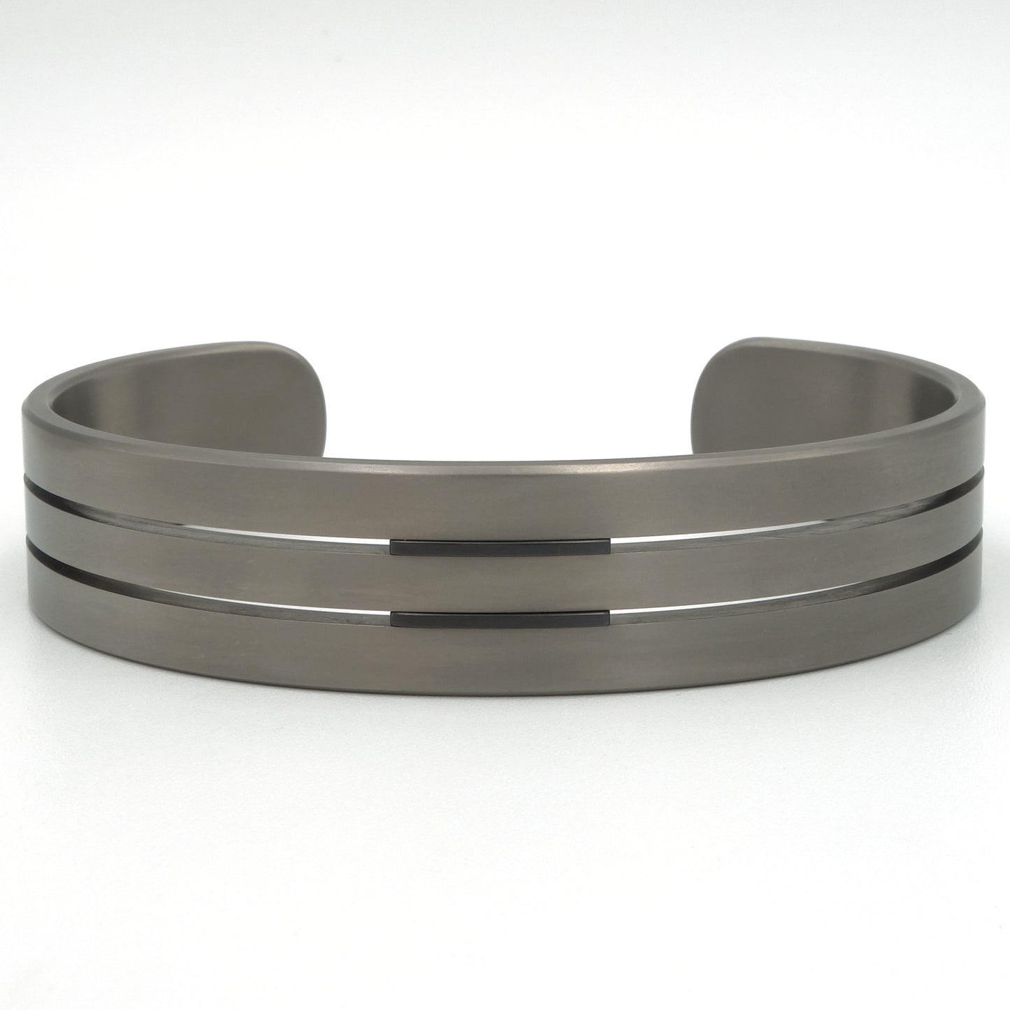 Brede titanium armband met twee groeven en zwarte inleg, strak en stoer ontwerp. 16mm