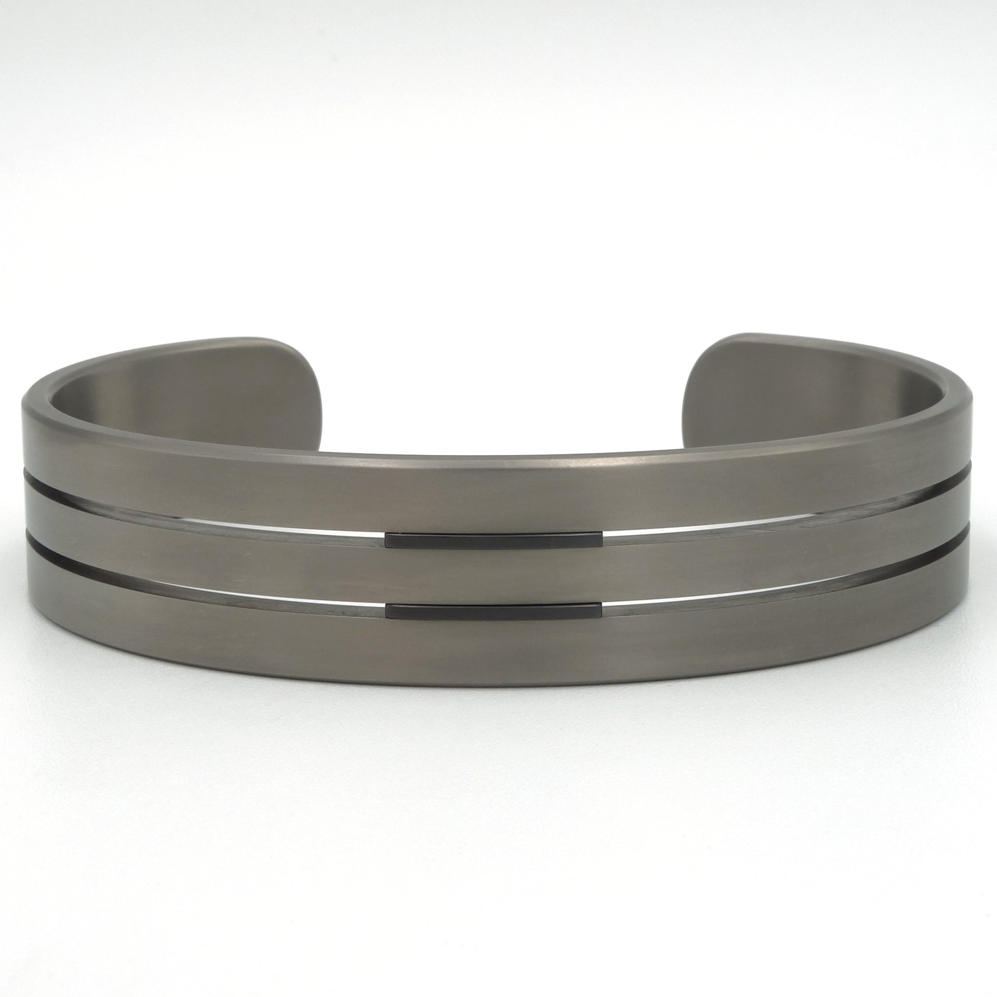 Brede titanium armband met twee groeven en zwarte inleg, strak en stoer ontwerp. 16mm