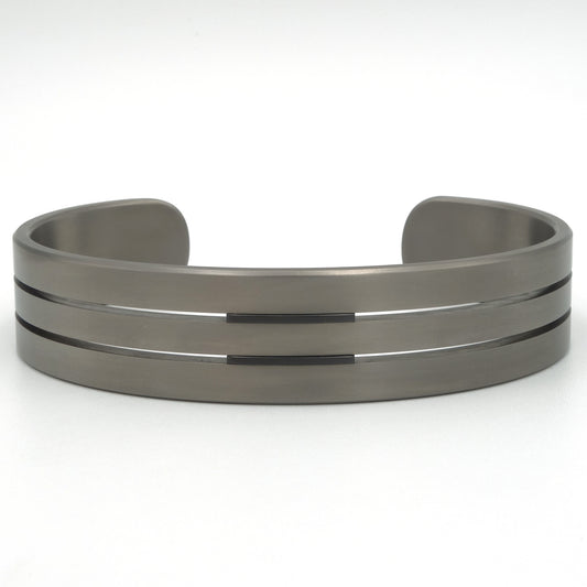 Brede titanium armband met twee groeven en zwarte inleg, strak en stoer ontwerp. 16mm