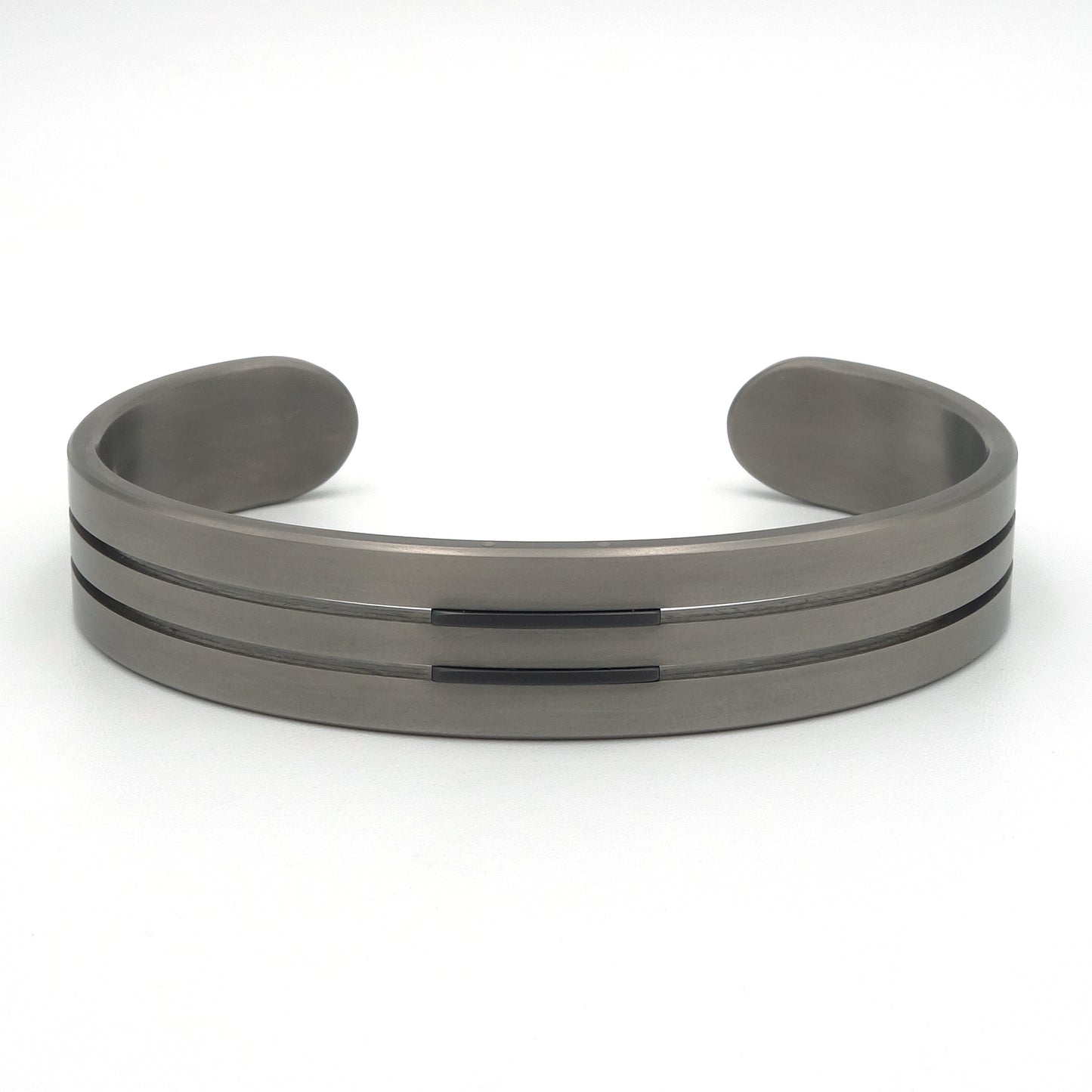 Brede titanium armband met twee groeven en zwarte inleg, strak en stoer ontwerp. 13mm