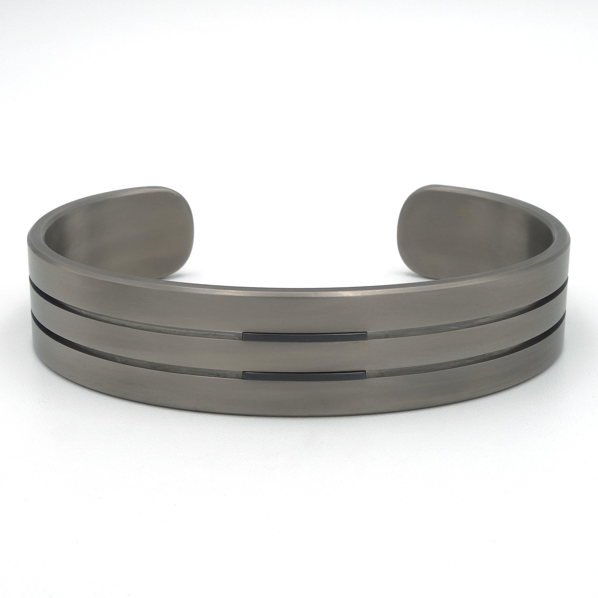 Brede titanium armband met twee groeven en zwarte inleg, strak en stoer ontwerp. 16mm
