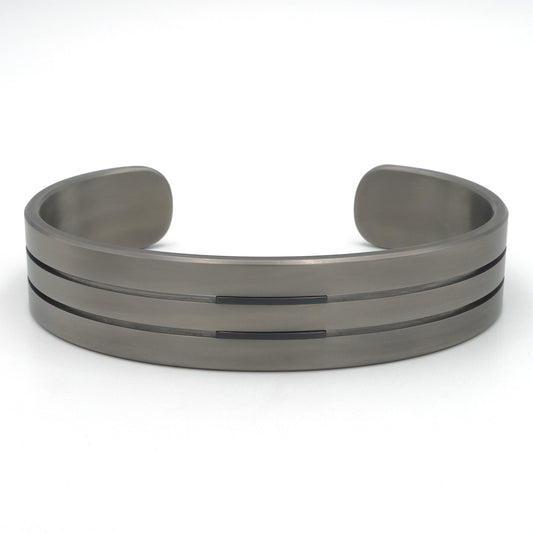 Brede titanium armband met twee groeven en zwarte inleg, strak en stoer ontwerp. 16mm