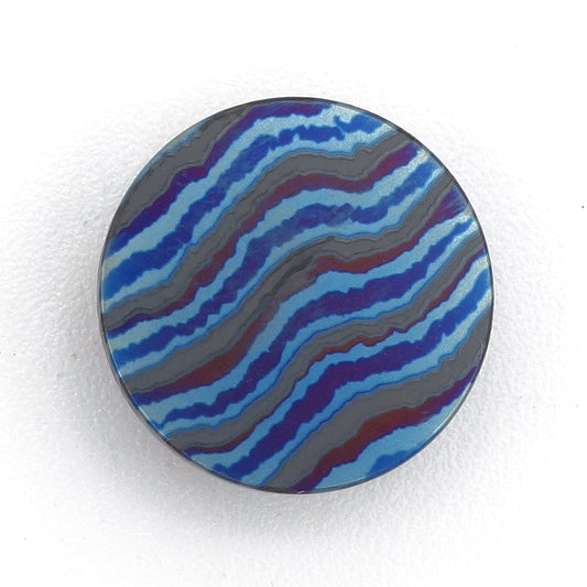 Titanium hanger met verwisselbaar damast element van blauw titanium en zwart zirkonium.