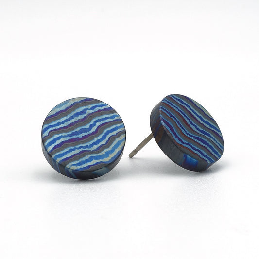 Oorbellen van zwart zirkonium met blauw titanium in een damast patroon.