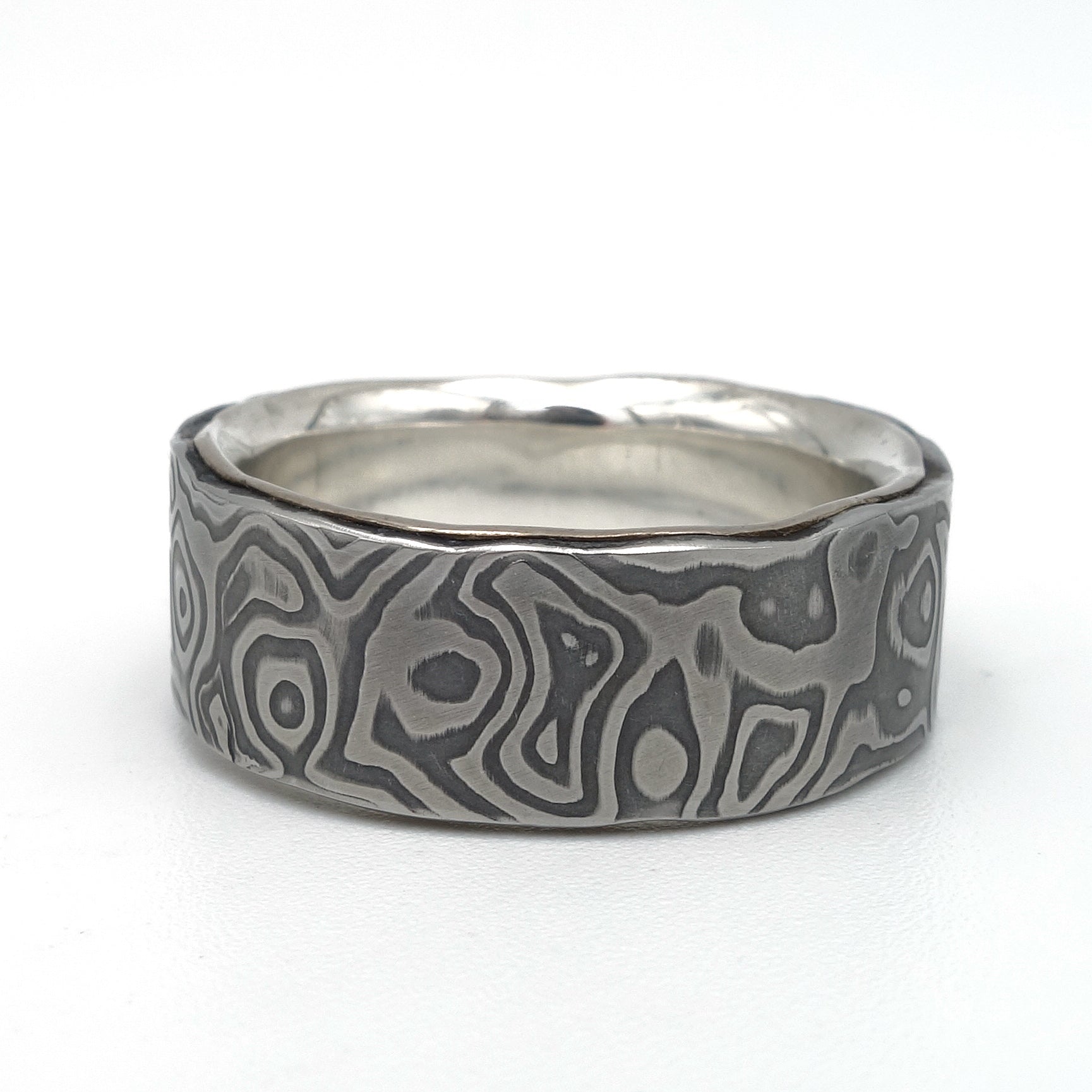 Damast ring met golvend damastpatroon en zilveren binnenring, 8mm