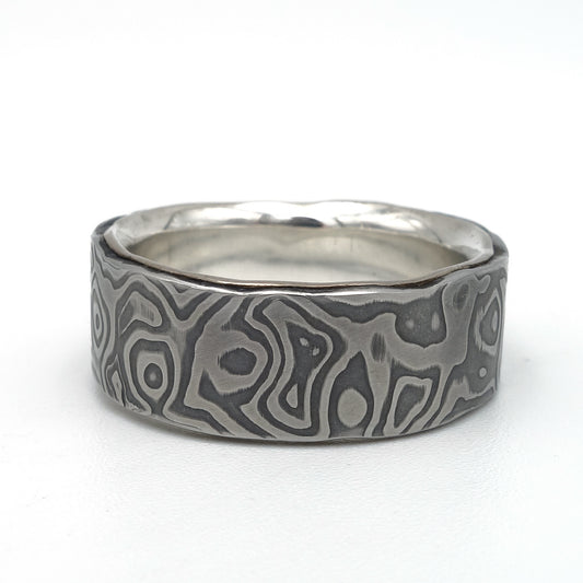 Damast ring met golvend damastpatroon en zilveren binnenring, 8mm
