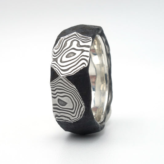 Damast ring met gefacetteerd damaststaal buiten en zilveren binnenring, 9mm
