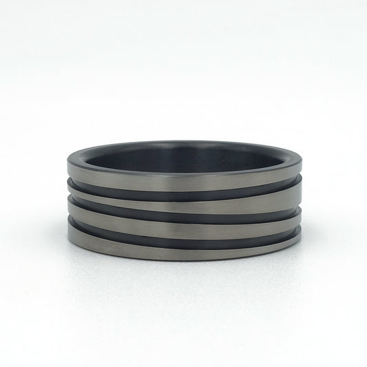 Zirkonium ring met drie zwarte lijnen, speels over de ring heen, rondom