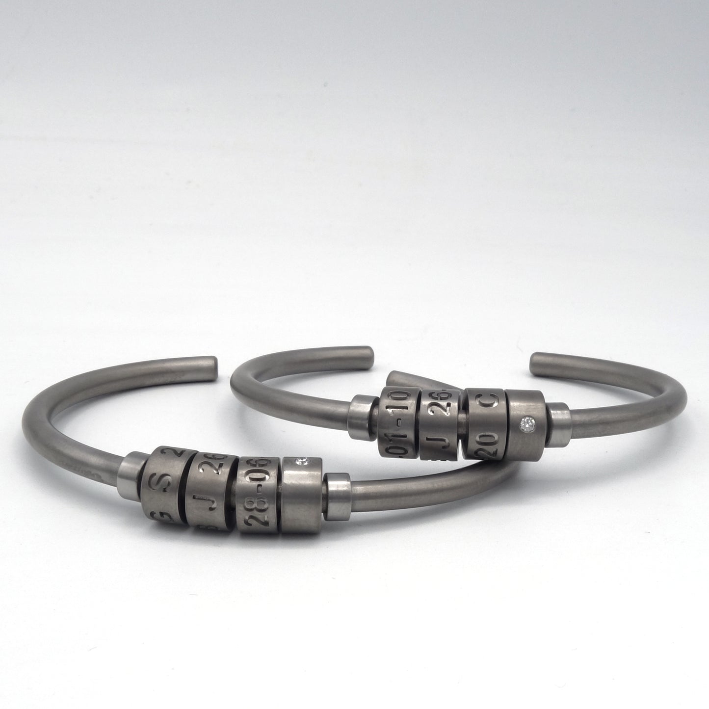 Titanium armband met vier graveerbare kralen en een diamant van 0.03ct