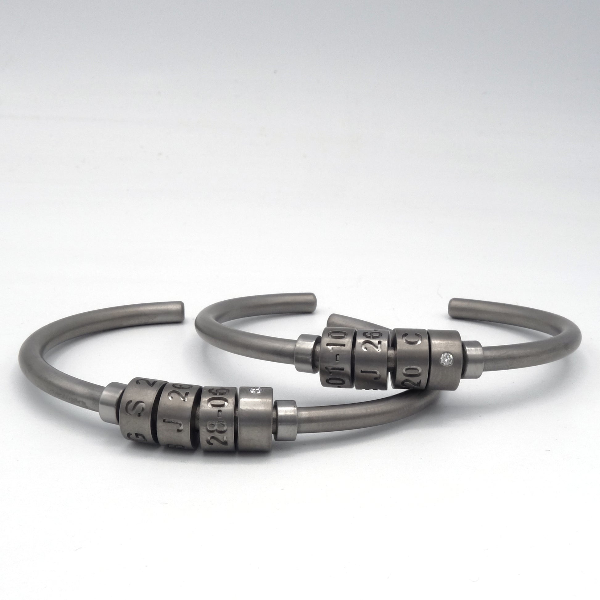 Titanium armband met vier graveerbare kralen en een diamant van 0.03ct