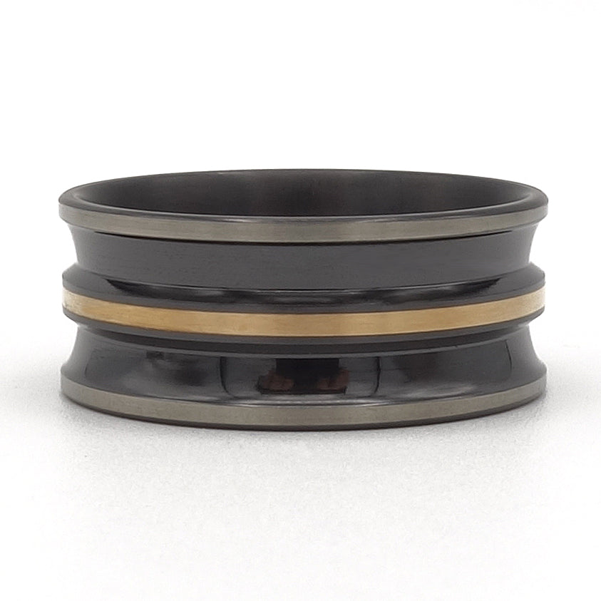 Parabool ring van zwart zirkonium met 18kr geelgoud inleg, 10 mm breed.