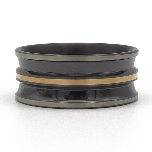 Parabool ring van zwart zirkonium met 18kr geelgoud inleg, 10 mm breed.