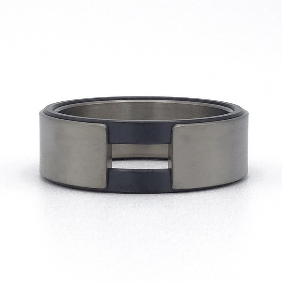 Strakke ring van titanium en zirkonium zonder steen, met modern geometrisch ontwerp.
