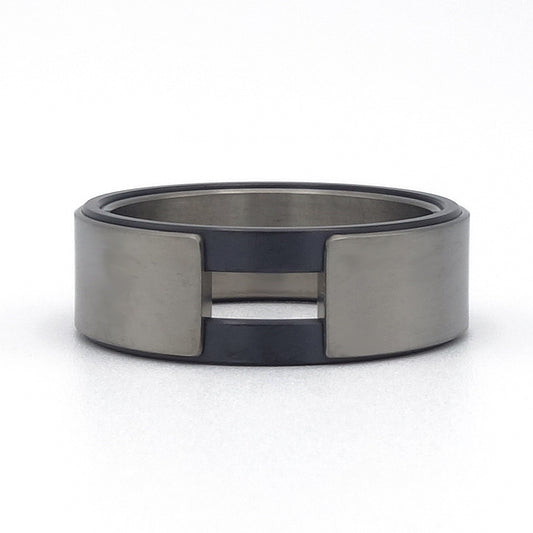 Strakke ring van titanium en zirkonium zonder steen, met modern geometrisch ontwerp.