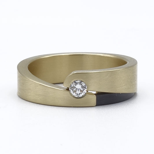 Geelgouden ring van 18 karaat met 0.10 ct witte diamant en zwart zirkonium detail – ontwerp met omarming